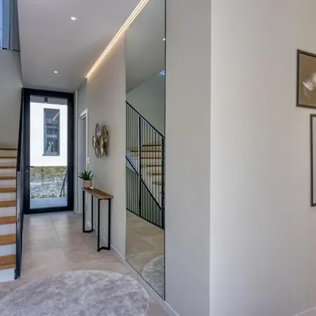 Villa 19 *